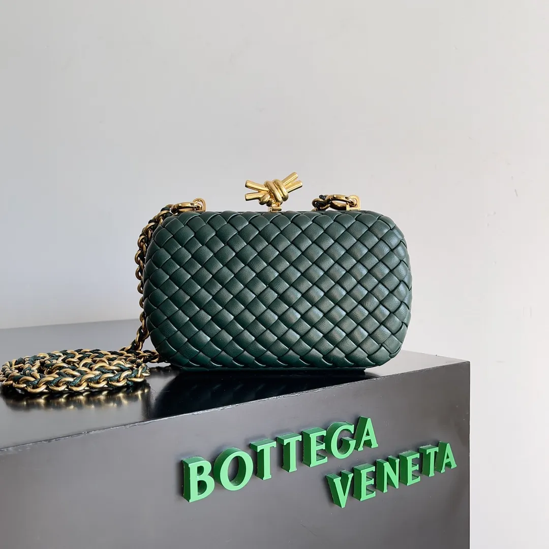 Batch 2260 BOTTEGA VENETA KNOT evening bag chain version for women is now on the market! Delicate and elegant, soft and powerful, this bag is definitely a representative of intellectual women. As an evergreen model of BV, the blessing of the chain is the icing on the cake. The classic weaving once again interprets the unique craftsmanship (the chain can be disassembled separately). Style number: 776662 Size: 19*11.5*5cm